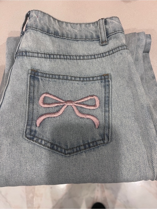 Edikted Denim - Edikted Light Blue Jeans with Pink Bow Back Pocket